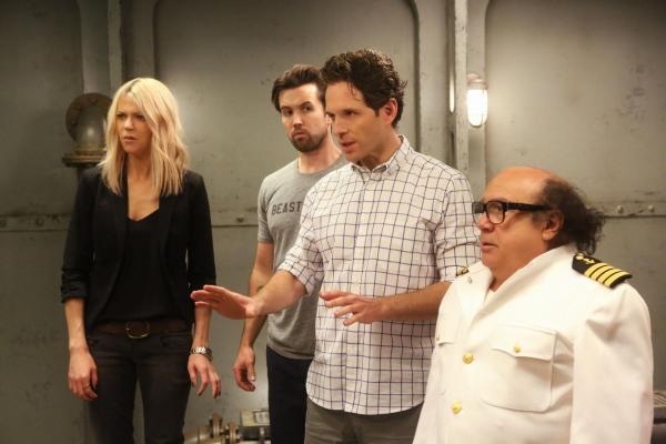 Bild 1 von 8: (v.l.n.r.) Dee Reynolds (Kaitlin Olson); Mac (Rob McElhenney); Dennis Reynolds (Glenn Howerton); Frank Reynolds (Danny DeVito)