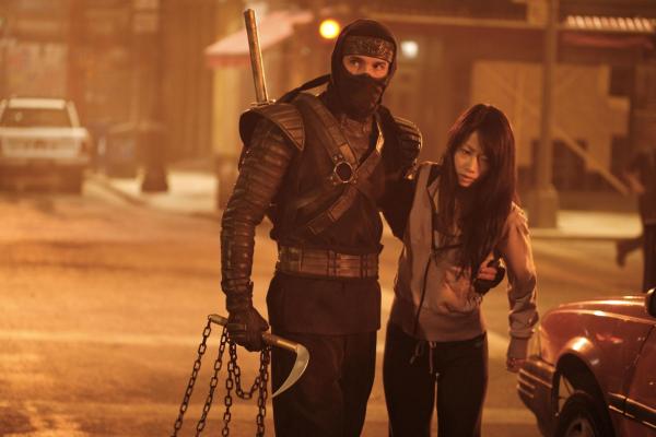 Bild 1 von 14: Als Casey (Scott Adkins, l.) mit der schönen Tochter Namiko (Mika Hijii, r.) seines Lehrmeisters nach New York reist, um einen wertvollen Artefakt zu schützen, ahnt er nicht, dass daheim in Tokio sein Intimfeind und ehemaliger Schulkamerad den Meister meuchelt und ihnen eine Killerarmee auf den Hals hetzt ...
