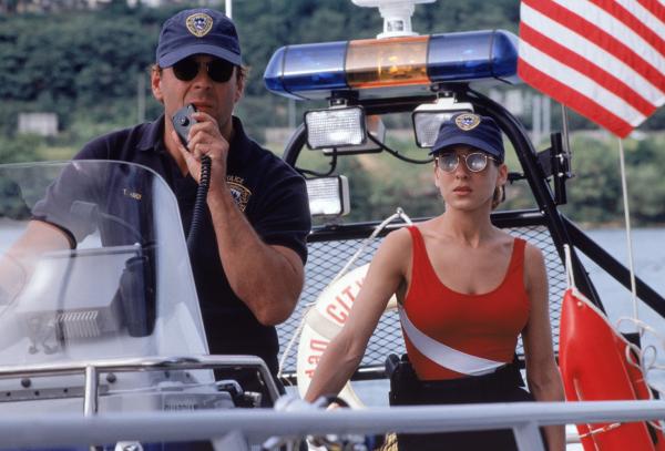Bild 1 von 9: Auf der Spur eines dunklen Geheimnisses: Wasserschutzpolizist Tom Hardy (Bruce Willis, l.) und seine Kollegin Jo (Sarah Jessica Parker, r.) ...