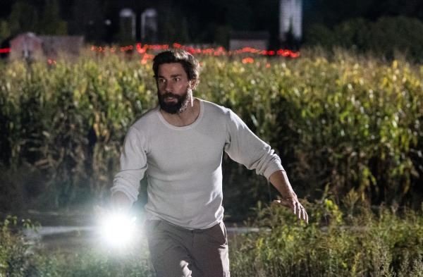 Bild 1 von 6: John Krasinski plays Lee Abbott in A QUIET PLACE, from Paramount Pictures.