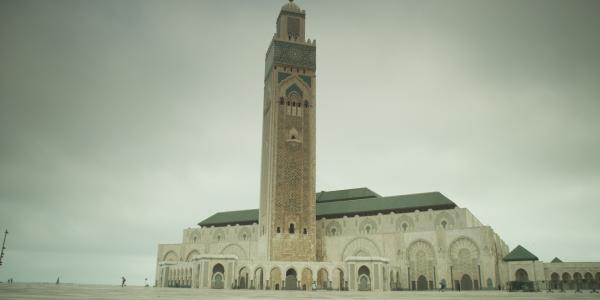 Bild 1 von 11: Moschee Hassan II.: High-Tech-Gotteshaus luxuriösen Ausmaßes in Casablanca und höchstes Gotteshaus der Welt. Der besondere Clou ist das verschiebbare Dach: Die 1100 Tonnen öffnen sich auf Knopfdruck lautlos in fünf Minuten. Nachts schießt ein Laserstrahl aus der Spitze des Minaretts und strahlt 30 Kilometer weit gen Mekka.