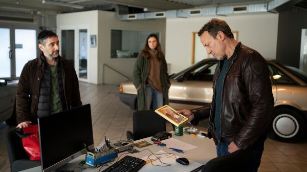 Bild 1 von 17: Im Bild: Der verschwundene Joe Glauning hat in einem Autohaus gearbeitet; Mario Schmitt (Denis Moschitto), Lynn de Baer (Gaite Jansen) und Falke (Wotan Wilke Möhring) ermitteln in den Niederlanden.
