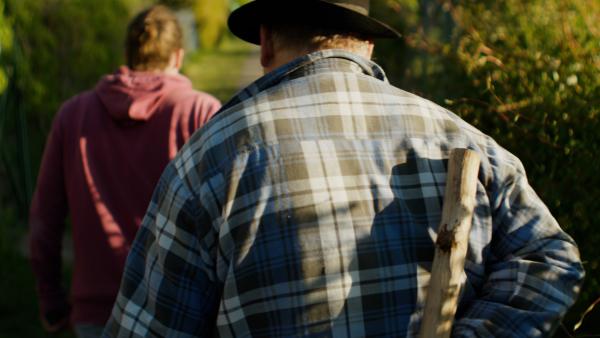 Bild 1 von 9: Wilfried R. will einen anderen Kleingärtner dabei erwischt haben, wie er Strauchschnitt in seinen Garten abgeladen haben soll. Er will ihn zur Rede stellen.