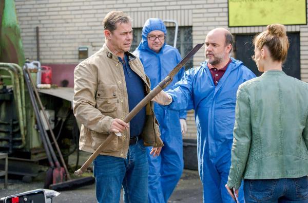 Bild 1 von 11: Im Bild: Haben Nina (Julia Schäfle, r.), Finn (Sven Martinek, l.) und Strahl (Christoph Tomanek, 2.v.r. mit Komparse) die Tatwaffe gefunden?