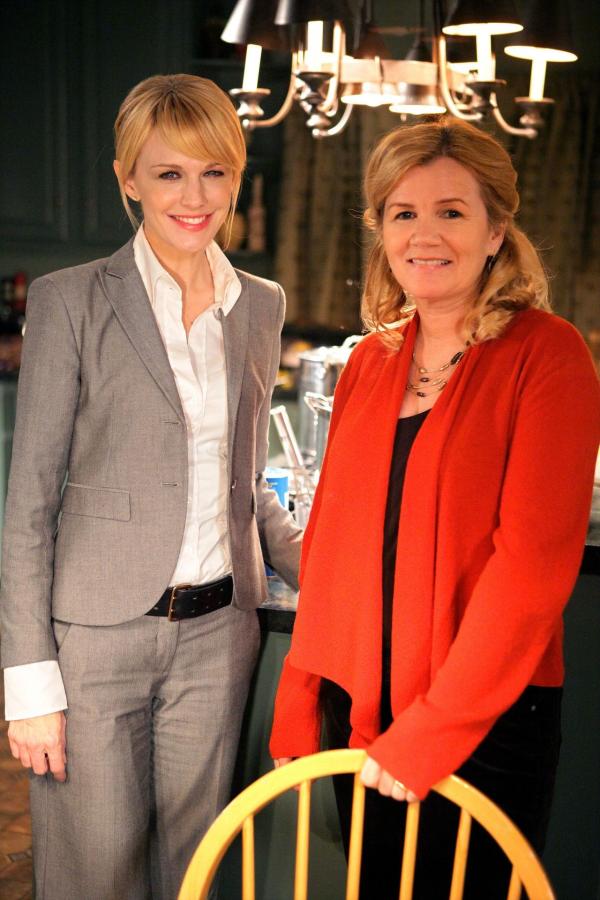 Bild 1 von 25: Bei den Dreharbeiten: Kathryn Morris (l.) und Mare Winningham (r.)