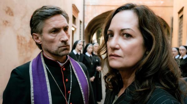 Bild 1 von 28: Im Bild: Kardinal Köhlbauer (Benjamin Sadler) gefällt es gar nicht, dass Karla Lorenz (Natalia Wörner) sich in die Belange der Kirche einmischt.