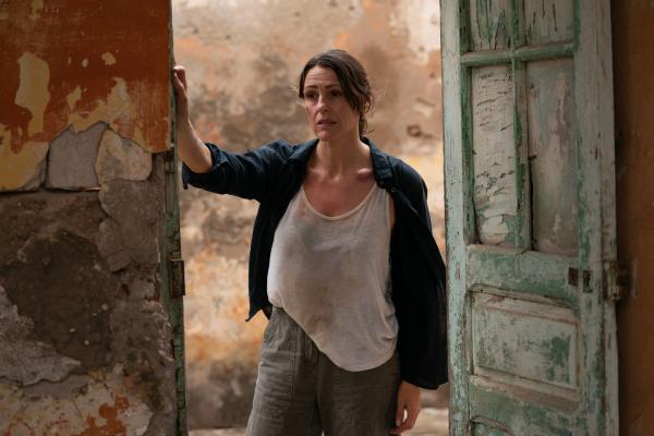 Bild 1 von 5: DCI Amy Silva (Suranne Jones) befindet sich immer noch im Ausland, um eine tödliche Drohnenattacke in ihrer schottischen Heimat aufzuklären.