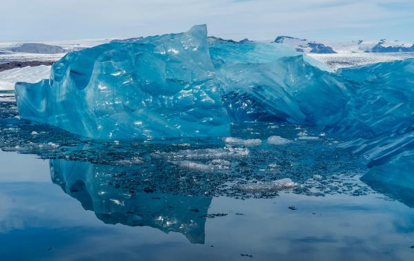 Bild 1 von 14: Eismassen in der Gletscherlagune Jökulsárlón auf Island.