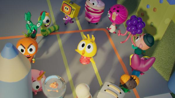 Bild 1 von 3: Karla (M.) steht im Mittelpunkt, umgeben von ihrem Musical-Ensemble und stimmt mit voller Energie die nächste mitreißende Gesangseinlage an!