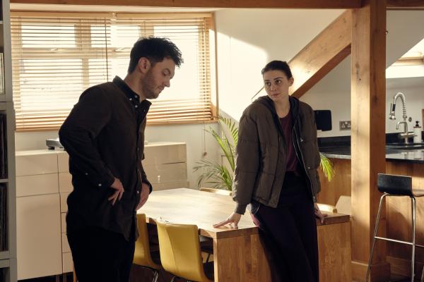 Bild 1 von 6: Der vom Dienst suspendierte DS Luke Nash (Kerr Logan) muss Ingrid Lewis (Emma Appleton) viele Fragen beantworten.