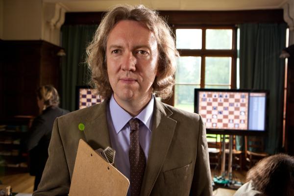 Bild 1 von 6: David Farmer (Richard Lumsden) organisiert die Schachmeisterschaft in Midsomer.