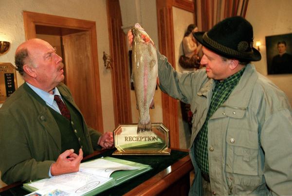 Bild 1 von 6: Im Bild (v.li.): Hans Kraemmer (Josef Schimek), Vitus Zeplichal (Herr Ziegelberger).