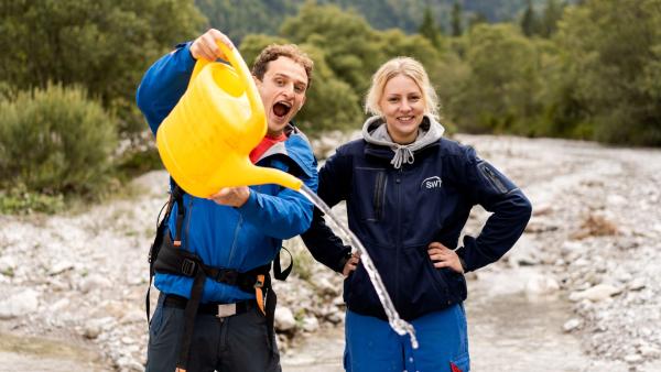 Bild 1 von 5: Checker Julian zusammen mit Wasserversorgungstechnikerin Sophia
