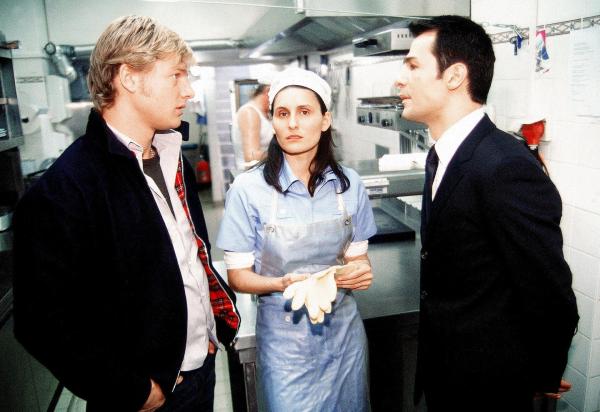 Bild 1 von 4: Im Bild: Holldau (Henning Baum, li.) und Toprak (Erol Sander) verhören die Tochter (Ayse Romey) des Mordopfers. Elvira scheint die Nachricht vom Tod der Mutter nicht sehr nahe zu gehen.