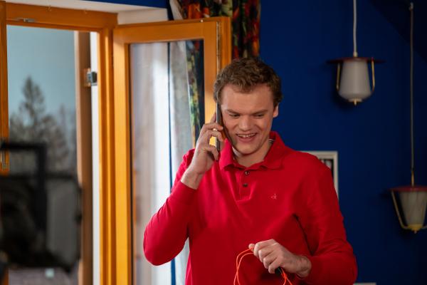 Bild 1 von 6: Philipp (Philipp Schneider, KLD) öffnet das Fenster in der WG-Küche und ruiniert damit Majas Zimtschneckenteig.