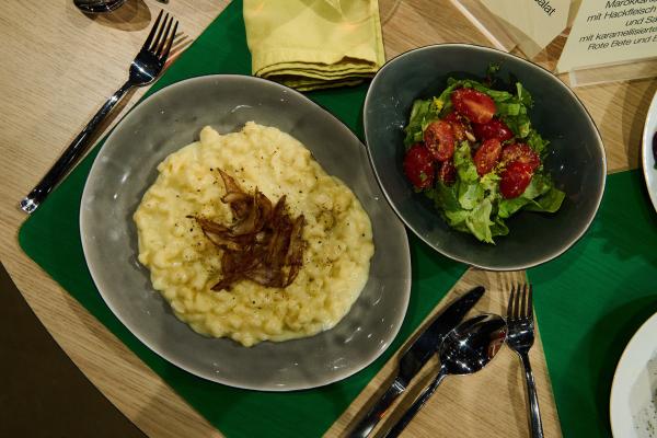 Bild 1 von 13: Leibgericht: Vorarlberger Kässpätzle mit Röstzwiebeln und gemischtem Salat von Bernhard \