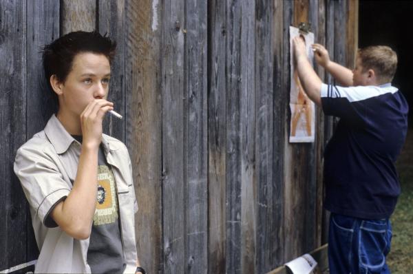 Bild 1 von 4: Janosch Schwarze (Tom Schilling, l.)