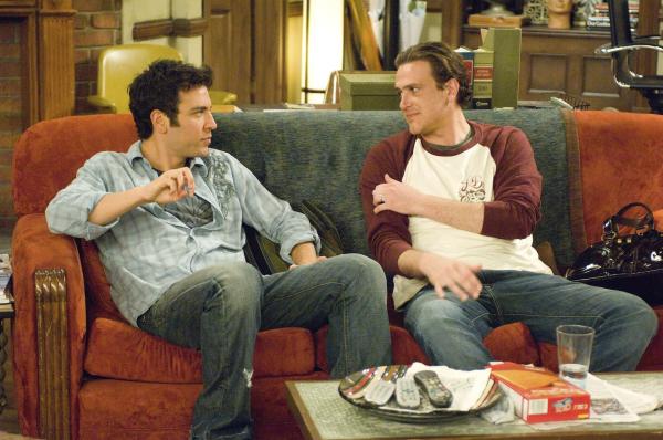 Bild 1 von 23: Robin möchte, dass ihre Freunde Ted (Josh Radnor, l.), Marshall (Jason Segel, r.), Lily und Barney, ihre Jugendliebe Simon kennenlernen. Doch ist das eine gute Idee?