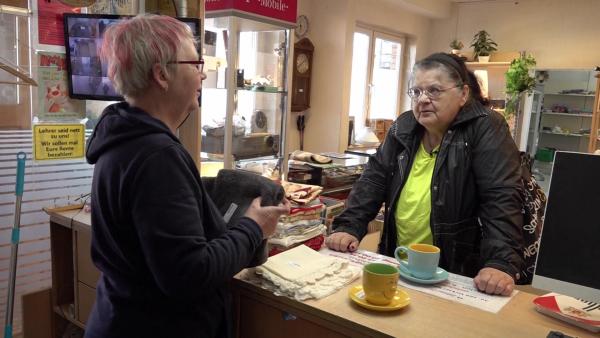 Bild 1 von 2: S12E94: Brigitte begibt sich gemeinsam mit ihrer Tochter Jana auf einen Shoppingtrip in den An- und Verkauf. Es wird eine neue Couch gesucht, denn die alte hat ihren Dienst getan und die besten Tage bereits hinter sich. Leider hat Regina nichts Passendes im Angebot.