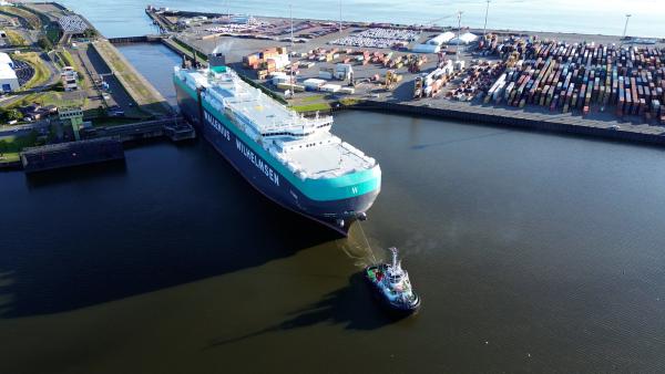 Bild 1 von 2: Der BLG Auto- und Logistikhafen in Bremerhaven ist Europas größtes Autoterminal.