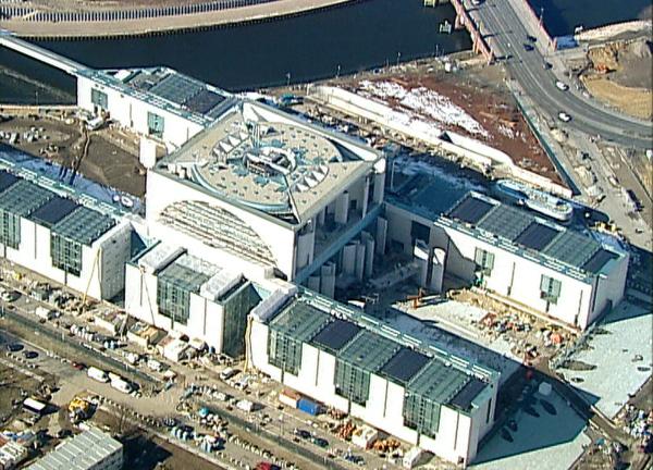 Bild 1 von 7: Das Jahr 2001 - die Terroranschläge des 11. September bringen auch das Berliner Leben zum Stillstand, Klaus Wowereit wird Regierender Bürgermeister und mit der Einweihung des neuen Bundeskanzleramts wird der Regierungsumzug nach Berlin abgeschlossen. Eine Berlin-Chronik der Superlative: Fünf Jahrzehnte von 1961, dem Jahr des Mauerbaus, bis 2009 als Berlin eine Weltstadt im 21. Jahrhundert ist. - Das neue Kanzleramt - ein 465 Millionen Mark teurer Neubau - wird eröffnet.
