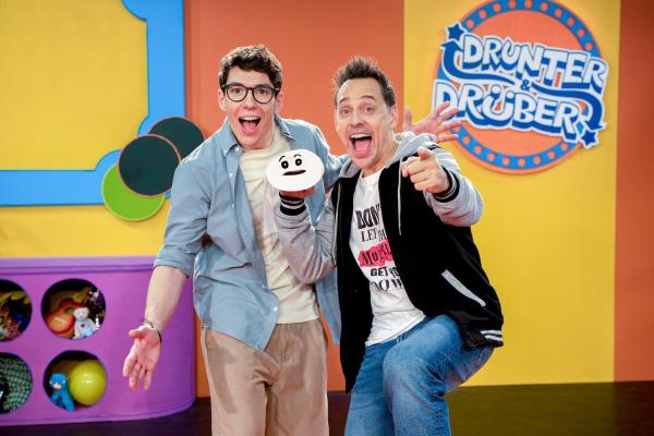 Bild 1 von 8: Im Bild: Christoph Hirschler und Tricky Niki mit der Klopapierpuppe \
