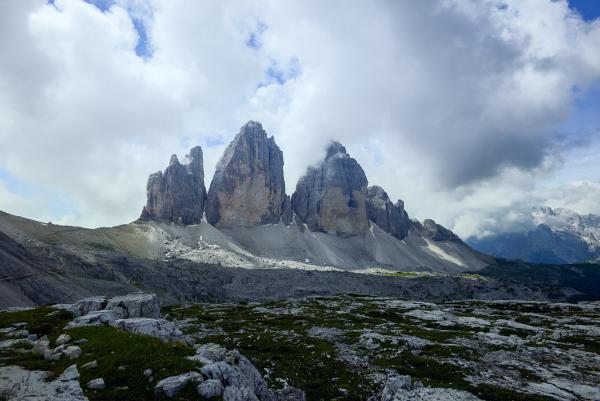 Bild 1 von 15: Die drei Zinnen sind die Charakter - Berge der Dolomiten und weltweit als Symbol für das steinerne Herz der Alpen bekannt.