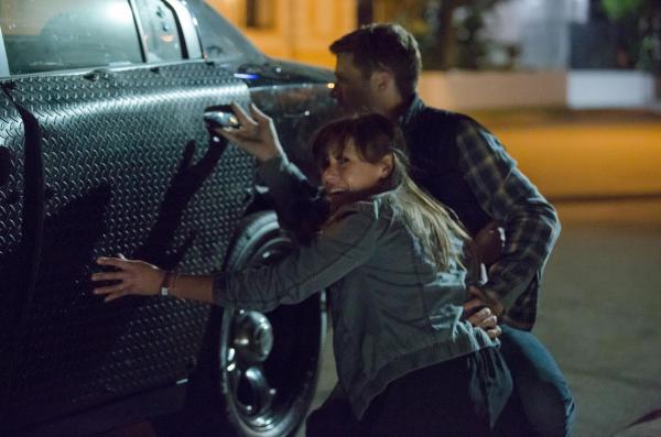 Bild 1 von 12: Eine Autopanne zwingt Liz (Kiele Sanchez, vorne) und Shane (Zach Gilford, hinten) dazu, die Purge-Nacht als Freiwild unter freiem Himmel zu verbringen. Eine Nacht, die das Paar an ihre Grenzen und darüber hinaus bringen wird ...