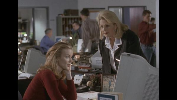 Bild 1 von 9: Liz Bradley (Ann Jillian, r.) schickaniert ihre Schwester Lauren (Marcia Cross) bei der Arbeit. Verwendung nur in Verbindung mit Programmpromotion und Programmpresse. Jede andere Nutzung ist streng untersagt.