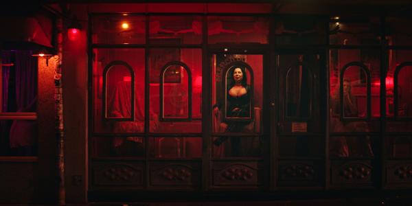 Bild 1 von 2: Für Manuela Freitag war es wie ein Lottogewinn ein Fenster in der Herbertstraße zu ergattern. Nun sitzt sie hier als dienstälteste Domina.