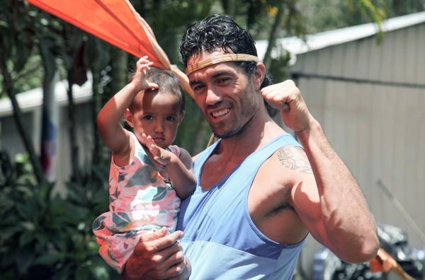 Bild 1 von 7: Der größte Krieger der Osterinsel und Gewinner des Tau'a-Triathlon, Haumaka Pakarati, mit seiner Tochter