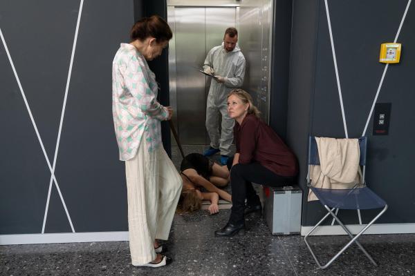 Bild 1 von 12: Im Bild: Pathologin Inge Rüders (Tatja Seibt, l.) berichtet Vera Lanz (Katharina Böhm, r.) vom Tod des Opfers - wer könnte der Täter sein?