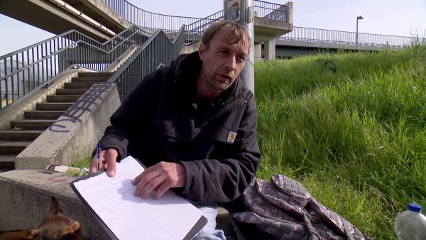Bild 1 von 2: Stephan liebäugelt derweil mit dem Gedanken, in einen Wohnwagen zu ziehen. Was sagt das Jobcenter zu den Plänen?