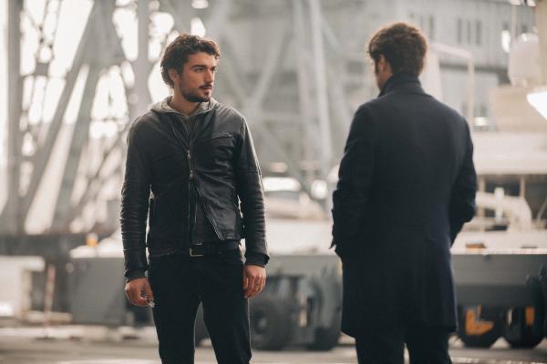 Bild 1 von 3: Lorenzo (Giacomo Giorgio, l.) und Luca (Lino Guanciale, r.) begegnen sich zufällig auf der Werft. Was verbindet die beiden?