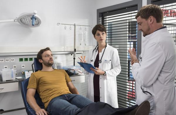 Bild 1 von 10: (v.l.n.r.) Robin Clemens (Jonas Minthe,); Dr. Theresa Koshka (Katharina Nesytowa); Dr. Marc Lindner (Christian Beermann)