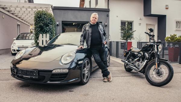 Bild 1 von 11: Im Bild: Norbert zeigt uns seinen Fuhrpark.