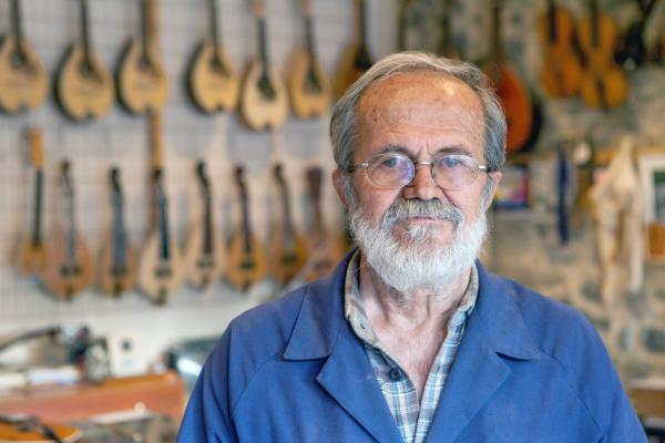 Bild 1 von 3: Antonis Stefanakis ist Instrumentenbauer und fertigt von der Lyra bis zur Laute vor allem Streich- und Zupfinstrumente.