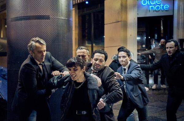 Bild 1 von 7: Layla (Maral Keshavarz, 2.v.l.) wird von ihren Kollegen Mike (Stefan Rudolf, li.) und Abdel (Hassan Akkouch, 4.v.l.) zurückgehalten, als sie ihren übergriffigen Kollegen Tommy brutal niederschlägt.