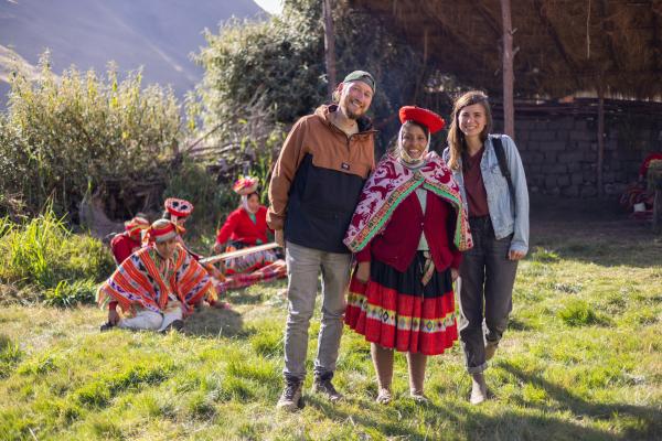 Bild 1 von 9: Sebastian (l.) und Svenja (r.) lernen immer wieder neue und interessante Menschen kennen. Sie treffen Maria (M.), eine Peruanerin, die in Pallata mit traditionellen Methoden Wolle färbt. Diese Technik wurde bereits von den Inka verwendet.