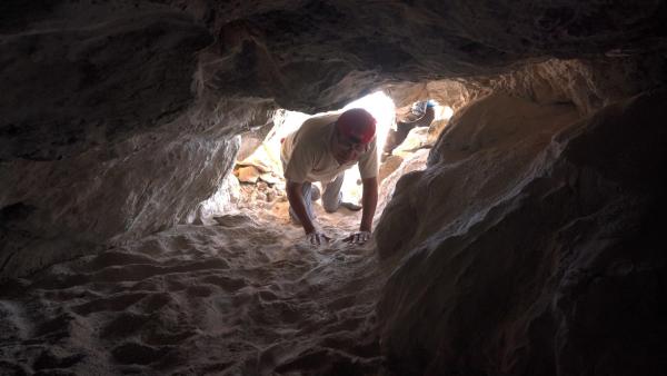 Bild 1 von 15: In dieser Höhle in der Nähe der berühmten Nasca-Linien wurden die dreifingrigen Mumien entdeckt.