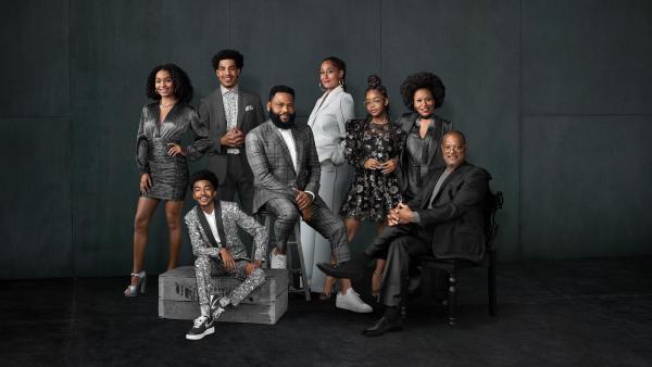 Bild 1 von 3: Im Bild (v.li.): Yara Shahidi (Zoey Johnson), Miles Brown (Jack Johnson), Marcus Scribner (Andre 'Junior' Johnson jr.), Anthony Anderson (Andre 'Dre' Johnson), Tracee Ellis Ross (Rainbow 'Bow' Johnson), Marsai Martin (Diane Johnson), Jenifer Lewis (Ruby), Laurence Fishburne (Pops).