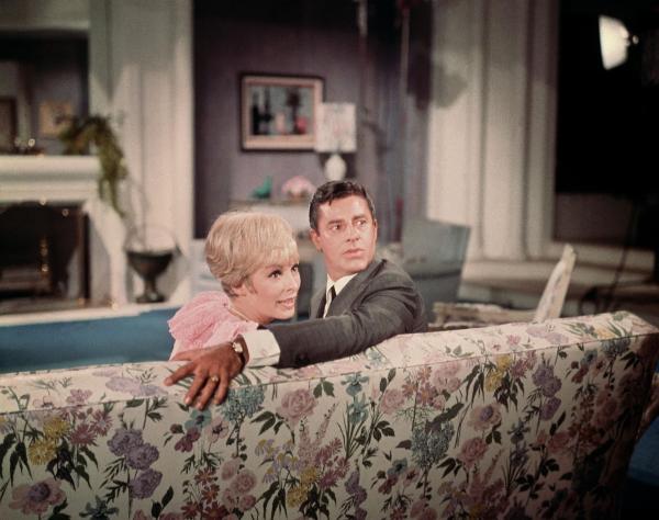 Bild 1 von 4: Dr. Elizabeth Acord (Janet Leigh, l.); Christopher Pride (Jerry Lewis, r.)