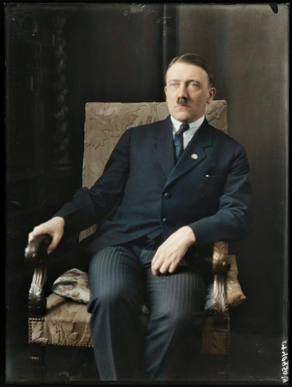 Bild 1 von 7: 1925 gilt Hitler als radikaler Agitator ohne breite Unterstützung. Parteien der demokratischen Mitte bestimmen die Politik.