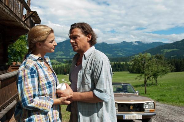 Bild 1 von 7: Im Bild: Ines Lutz (Anne Meierling), Martin Feifel (Arthur Distelmeier).
