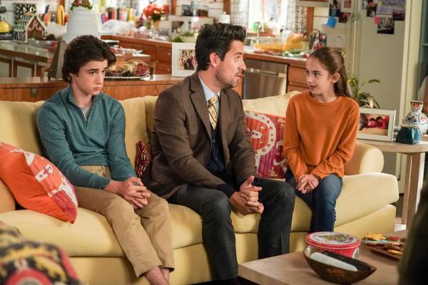 Bild 1 von 16: Im Bild (v.li.): Daniel DiMaggio (Oliver Otto), Ed Weeks (British Greg), Julia Butters (Anna-Kat Otto).