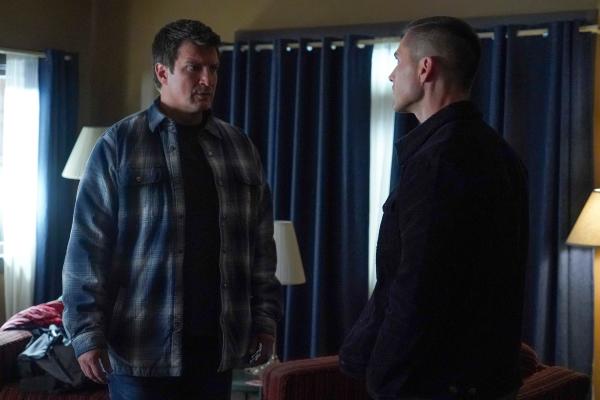 Bild 1 von 2: John Nolan (Nathan Fillion, l.) und Tim Bradford (Eric Winter, r.) besprechen das weitere Vorgehen.