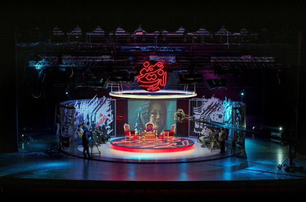 Bild 1 von 5: Die Verhandlung der Schuldfrage in einem Todesfall wird live in einem Fernsehstudio in der Sendung ?Die Freude der Vergebung? inszeniert.