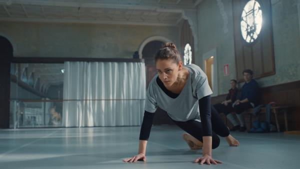 Bild 1 von 3: Beim Vortanzen für ein neues Stück geht es für Zoé (Ariane Labed) nicht nur um eine weitere Rolle, sondern um ihre gesamte Karriere. Zunächst sieht es düster für sie aus. Doch dann folgt sie ihrem Instinkt.