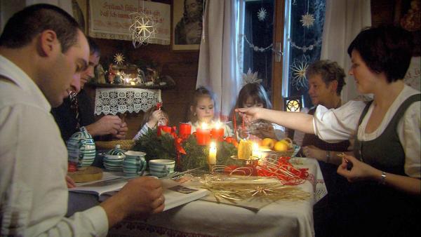 Bild 1 von 14: Im Bild: Wie überall in den Alpen werden auch im steirischen Sölktal althergebrachte Weihnachtstraditionen bewahrt - etwa das gemeinsame Basteln des Christbaumschmucks.