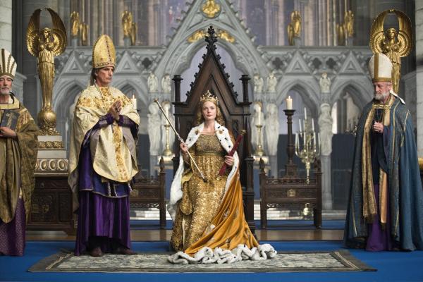 Bild 1 von 7: Königin Elizabeth (Rebecca Ferguson, M.)